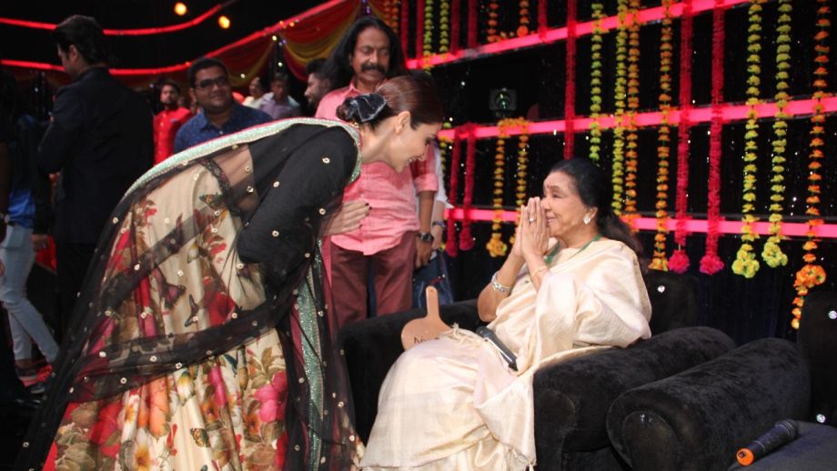 ‘Phillauri’ Anushka Sharma revels in the presence of Asha Bhosle on the Finale of & TV’s The Voice India