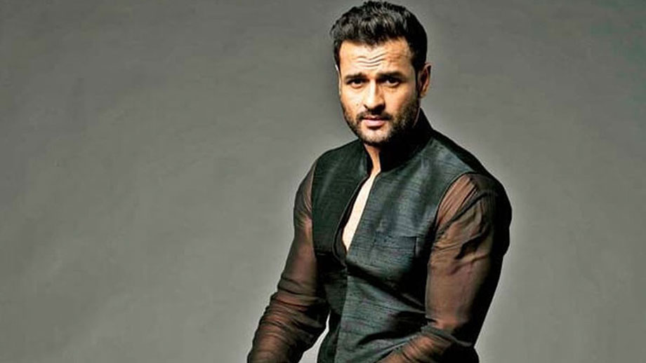 It is not right to takes sides in Nana-Tanushree matter: Rohit Roy 1