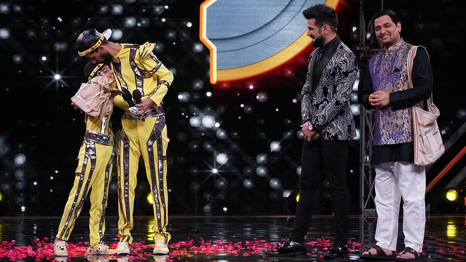 Amardeep gifts a pair of shoes to Super Dancer 3 contestant Gourav Sarwan