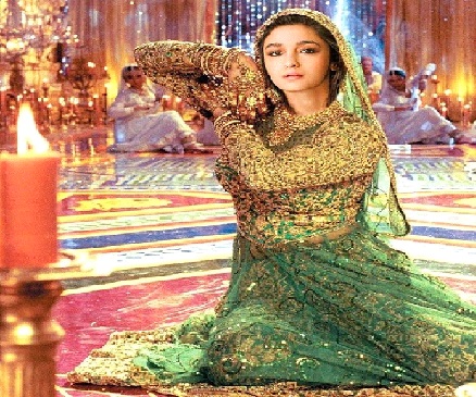 Have you ever imagined Alia Bhatt in some of Madhuri Dixit’s iconic looks? See here! 3