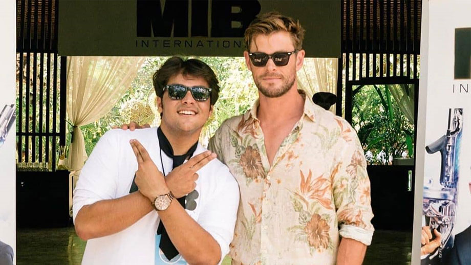 Ashish Chanchlani strikes a pose with Thor Chris Hemsworth