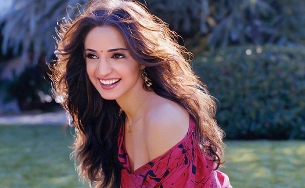 A dose of the beautiful Sanaya Irani to make your day brighter 2