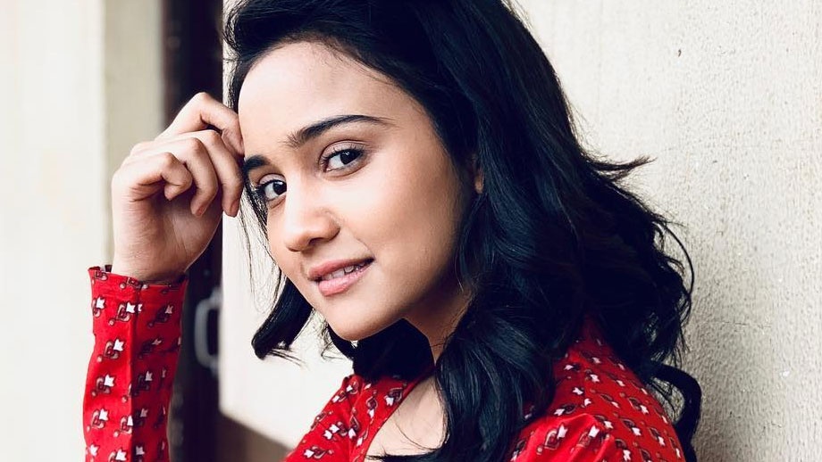 Ashi Singh receives a bag full of gifts from fans