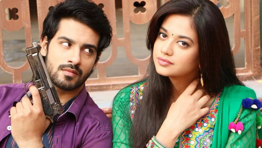 Gathbandhan: Raghu and Dhanak have a hand-cuffed romantic moment