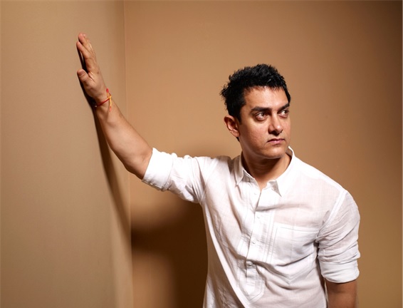 Here’s Why Aamir Khan, not SRK, is the Real King of Bollywood