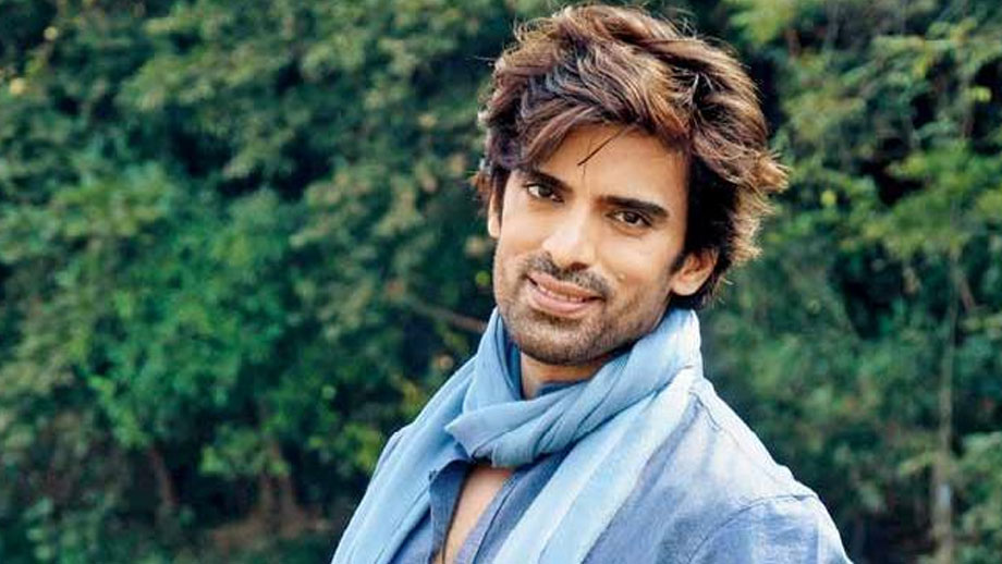Mohit Malik urges fans to vote for him at the IWMBuzz Syska Style Awards