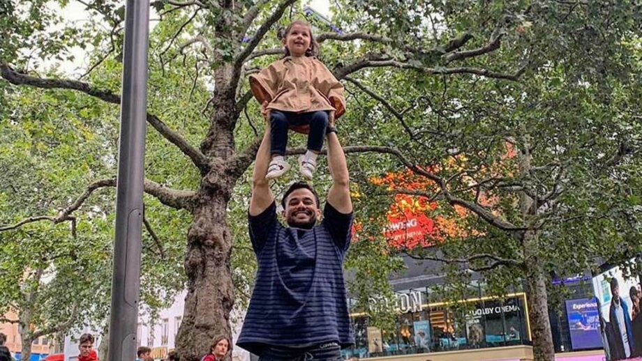 Kunal kemmu snapped with his daughter