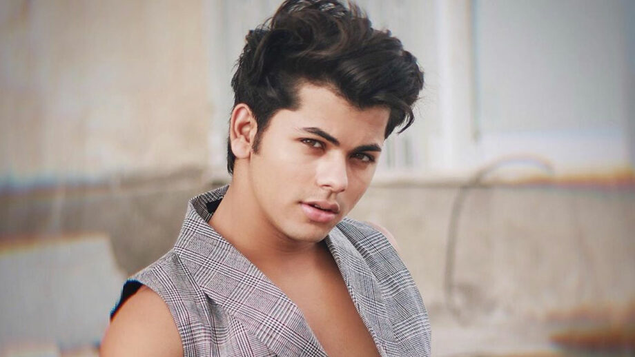 Siddharth Nigam Keeps His Hair Perfect Always, How?