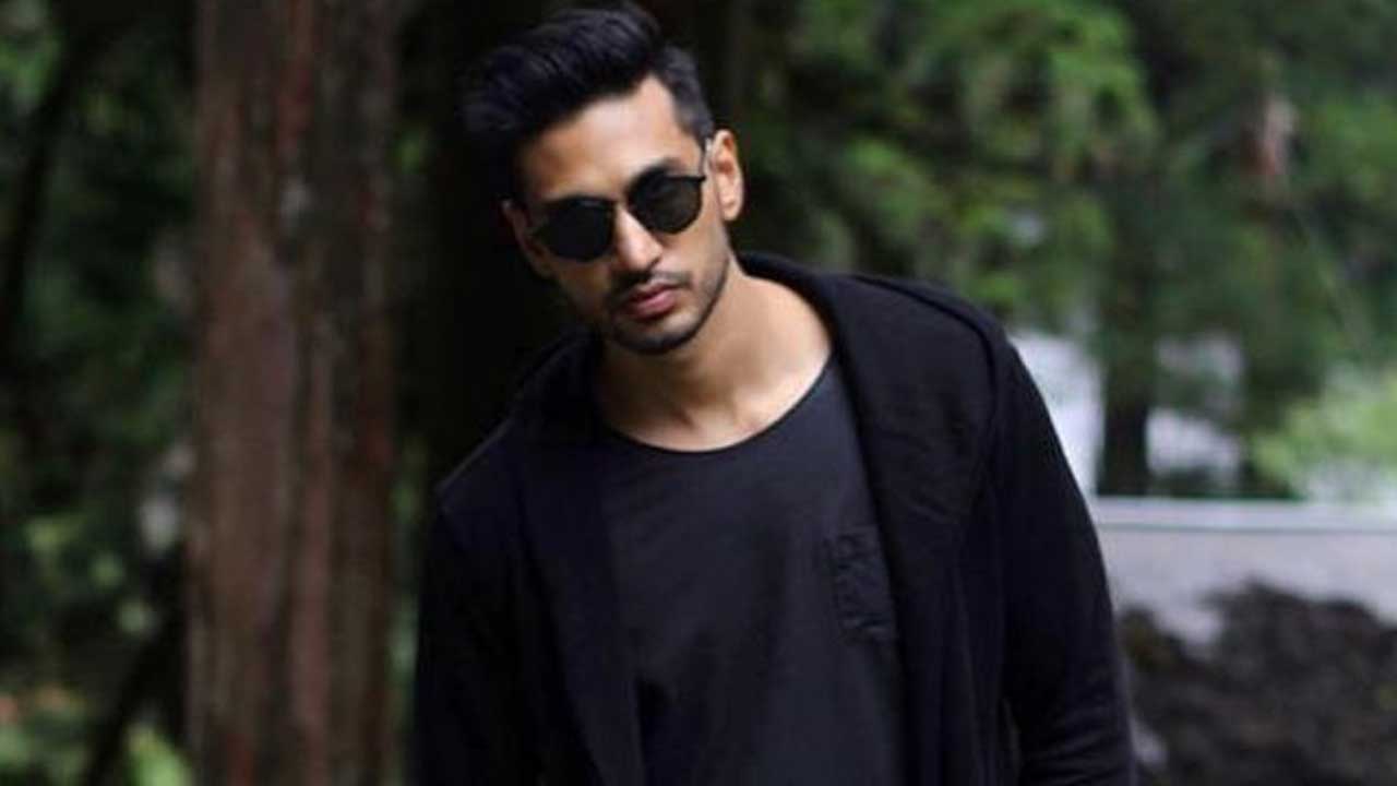 Smart and fit looks of Arjun Kanungo | IWMBuzz