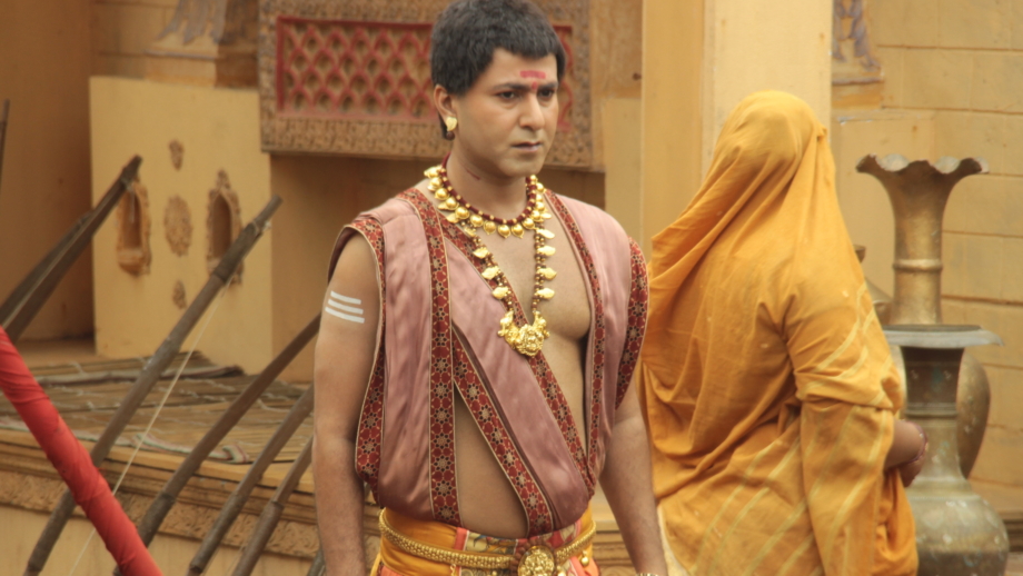 Tenali Rama: Bhaskar in shock to see devastated Vijayanagar