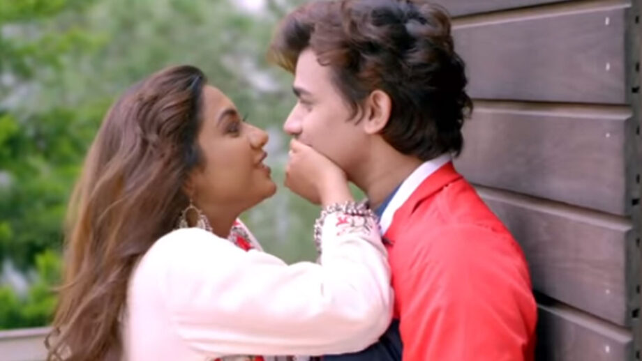 Reem Shaikh romances TikTok fame Vishal Pandey in this cute video