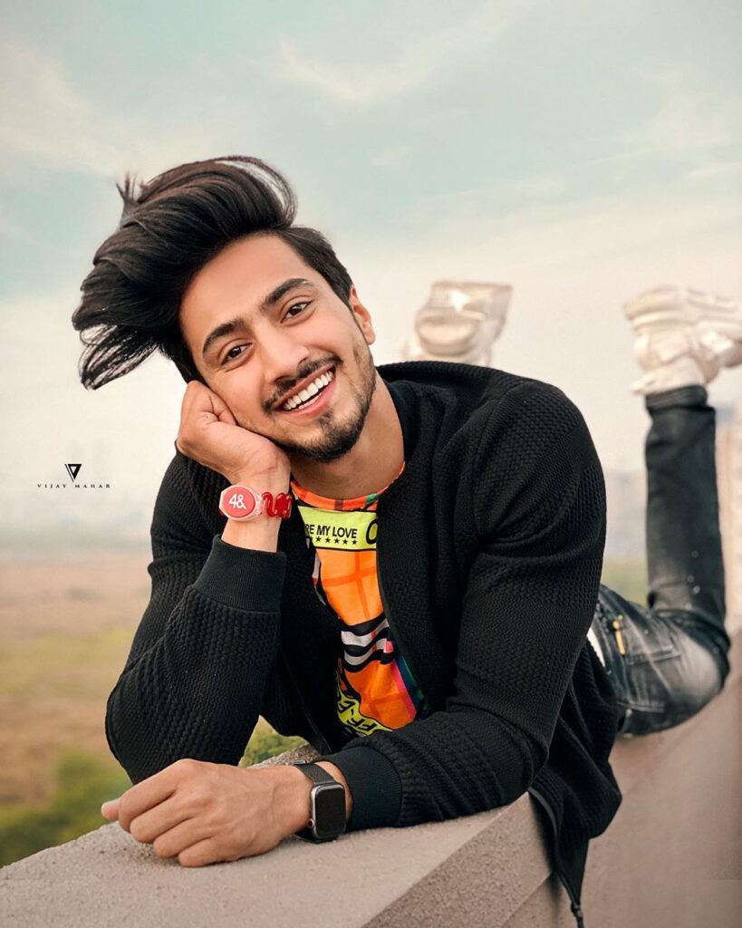 TikTok star Faisal Shaikh issues statement after a complaint was filed  against him for not maintaining lockdown rules, says video was on social  distancing - Times of India