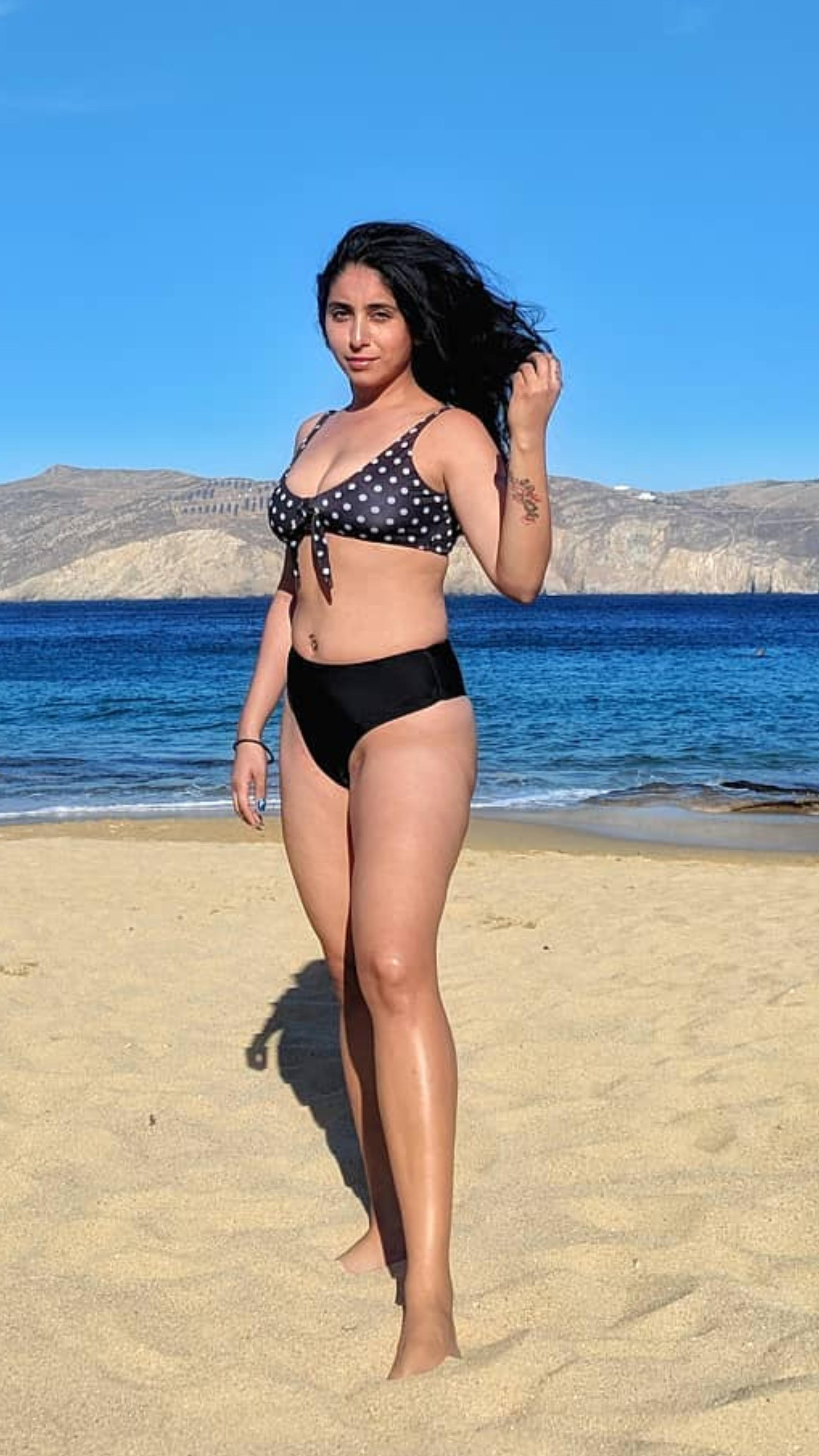 Bollywood singer Neha Bhasin bikini pictures are too hot to handle 3