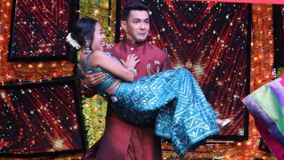 Indian Idol 11: Aditya Narayan picks Neha Kakkar in his arms