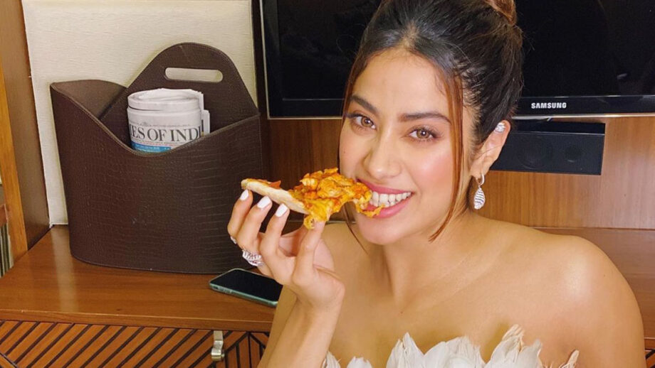 Janhvi Kapoor is asking you to have pizza with her