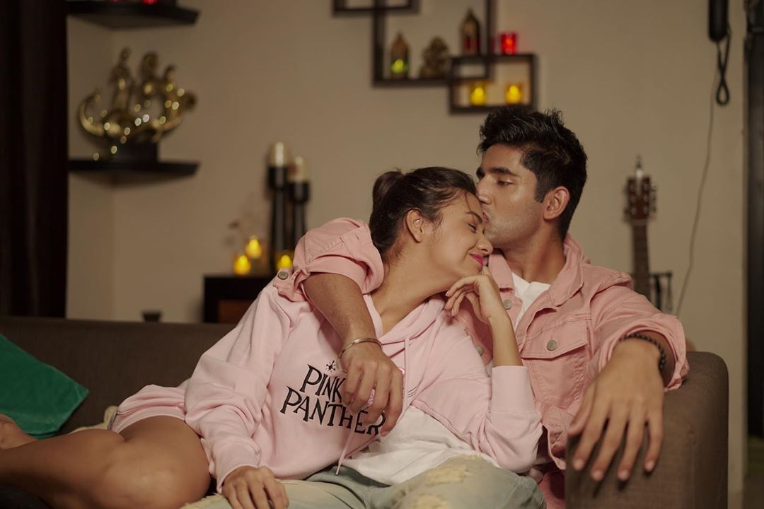 Lets Revisit Romantic Moments Between Varun Sood & Divya Agarwal 2