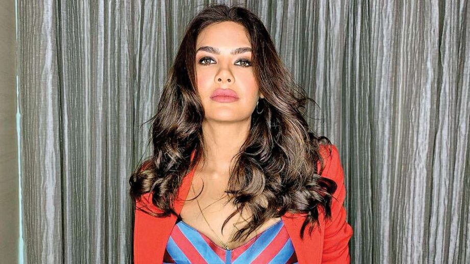 Stunning Photos of Esha Gupta that increase the pace of our heartbeat 