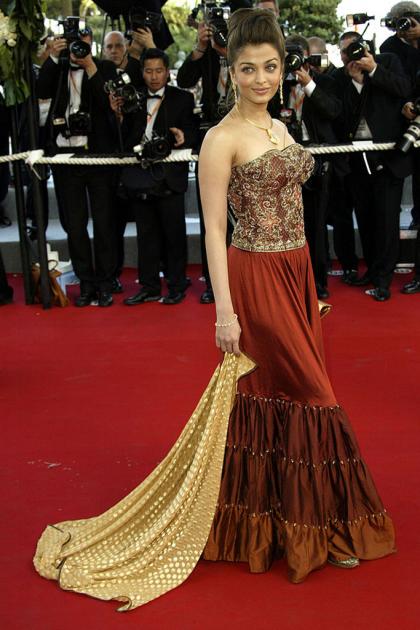 Aishwarya Rai Bachchan' Most Awkward Moments In Uncomfortable Outfits - 1