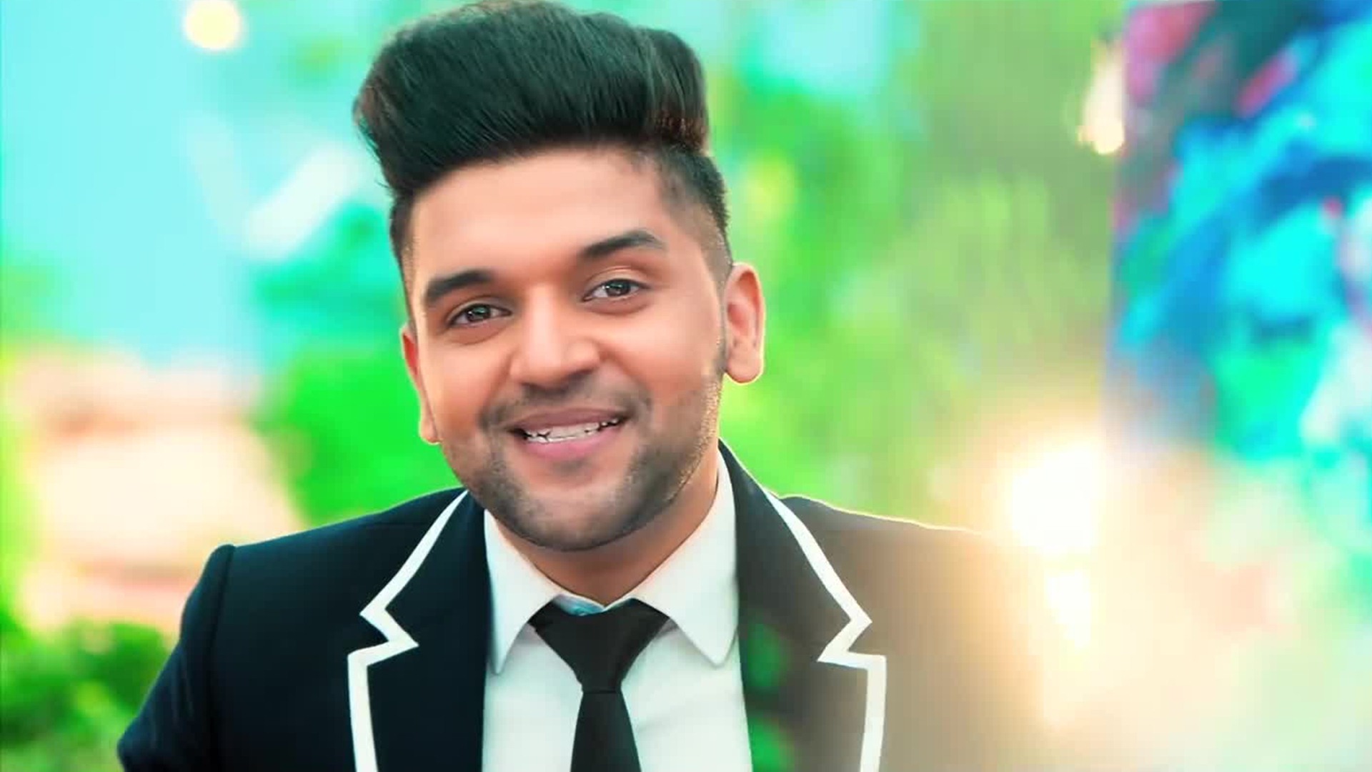 Can you spot Guru Randhawa in THIS throwback picture?