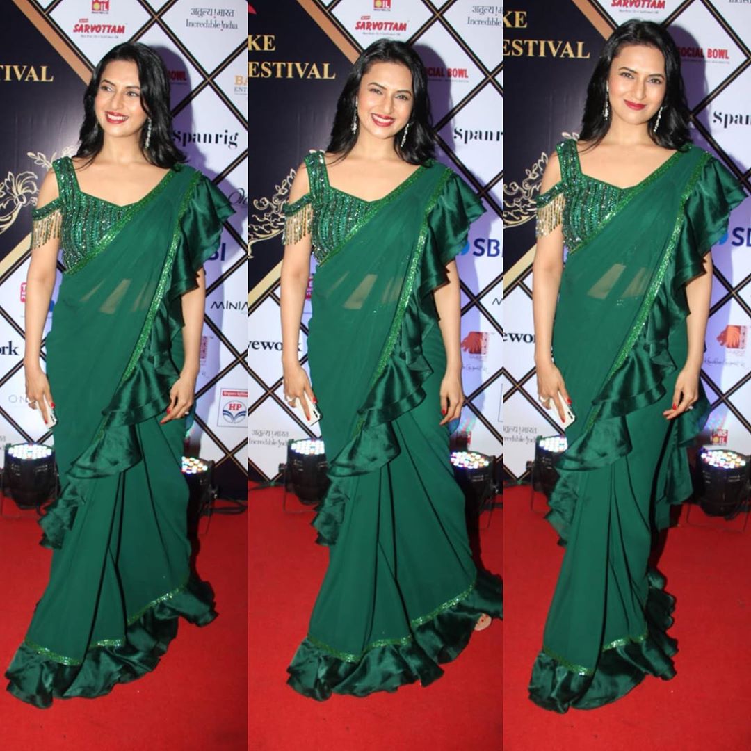 Divyanka Tripathi stuns in beautiful green saree and poses with the award 2