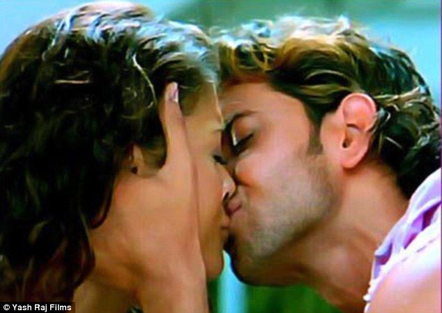 Hrithik Roshan and Aishwarya Rai Bachchan, Emraan Hashmi and Mallika Sherawat, Kamal Haasan and Rani Mukerji: Best Iconic Kisses In Bollywood On This KISS DAY