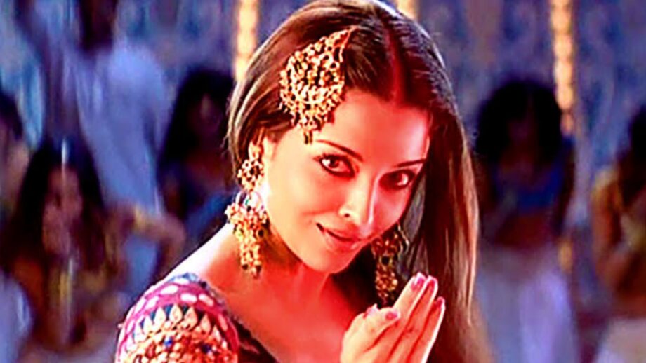 Sunday Mood: Oh la la with Aishwarya Rai Bachchan's Kajra Re
