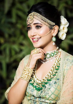 Bollywood Diva Aishwarya Rai Bachchan Vs Television Diva Shivangi Joshi: Who Looks Glamorous In Bridal Outfit? 4