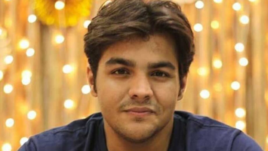 How much does Ashish Chanchlani's vines earn?