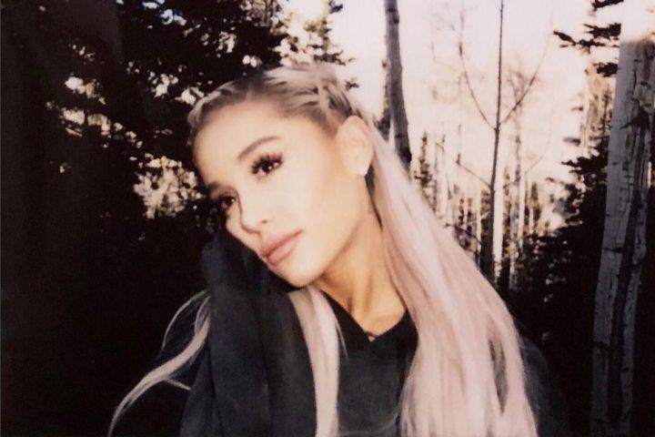 How To Pose For Perfect Instagram Click? Take Tips From Ariana Grande