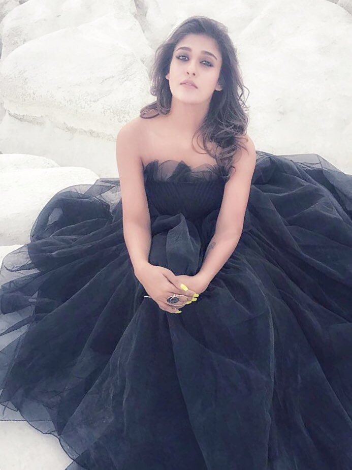 Samantha Akkineni Vs Vedhika Kumar Vs Nayathara Vs Keerthy Suresh: Who pulled off the black gown better? - 3