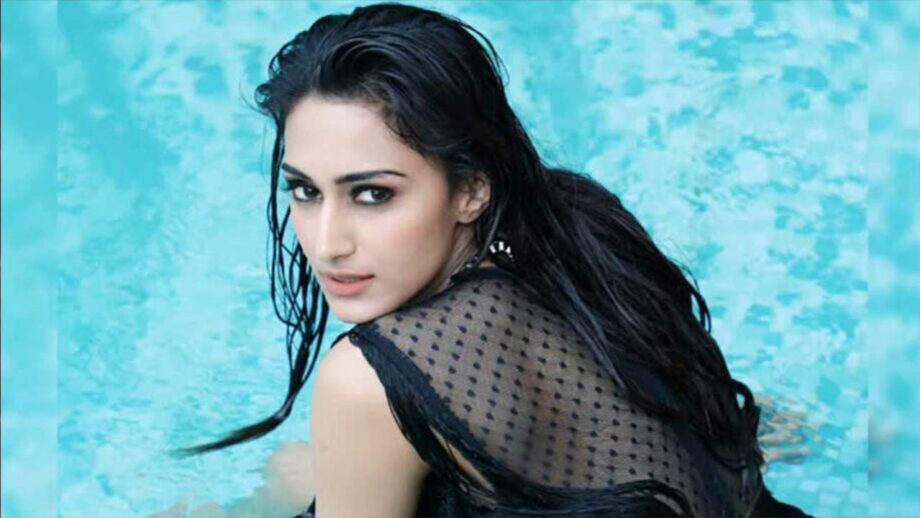 These Erica Fernandes Pool Pictures will make boys go crazy 6