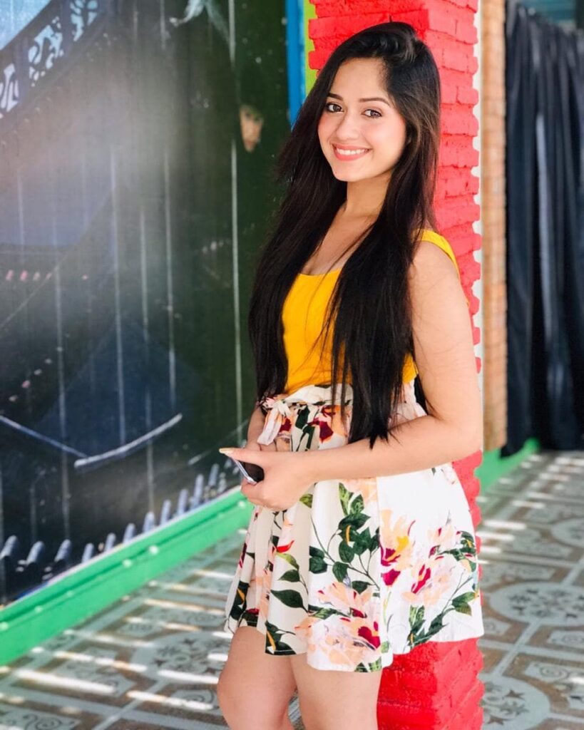 10 Pictures That Prove That Jannat Zubair Can Carry of Anything with Ease! - 5