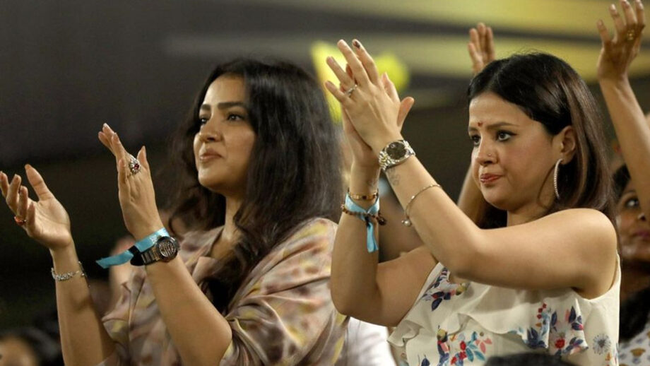 Adorable Friendship Goals of Gorgeous Ladies Mrs. Dhoni And Mrs. Raina 1