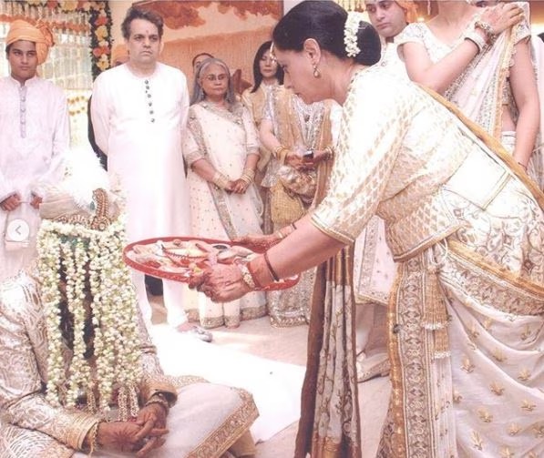 Checkout: Aishwarya Rai and Abhishek Bachchan's UNSEEN marriage pictures 839228