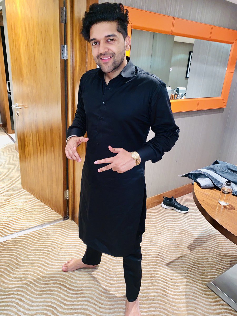 Guru Randhawa is a true fashionista, and his latest Instagram pictures are proof! 2