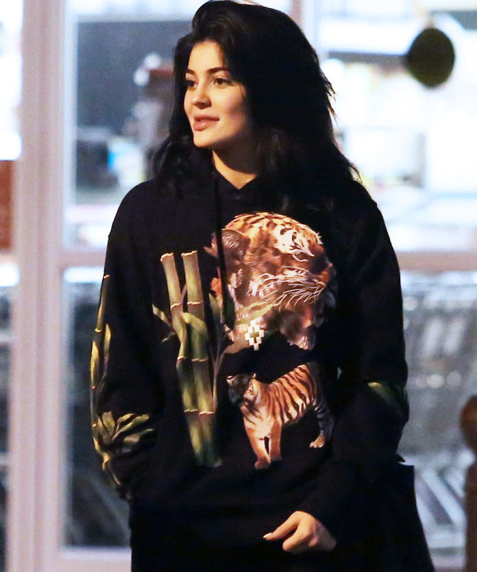 Khloe Kardashian, Kylie Jenner, Meghan Markle, Jennifer Lopez: How To Wear A Sweatshirt In Style This Season? - 1