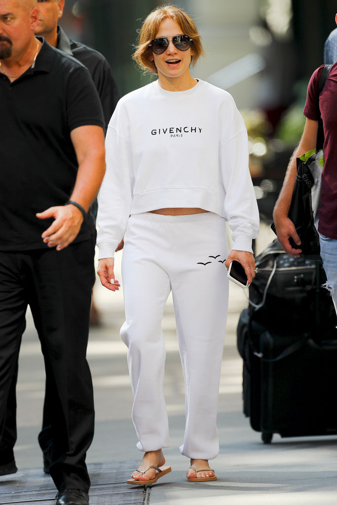 Khloe Kardashian, Kylie Jenner, Meghan Markle, Jennifer Lopez: How To Wear A Sweatshirt In Style This Season? - 3