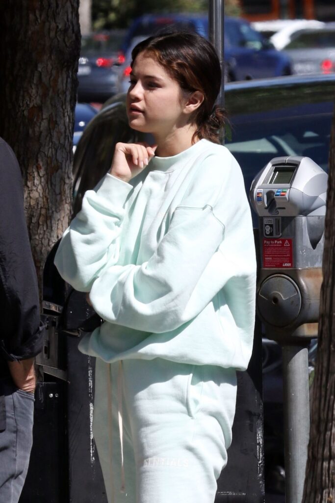 Selena Gomez's casual look without makeup!