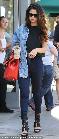 Selena Gomez's casual look without makeup! 6