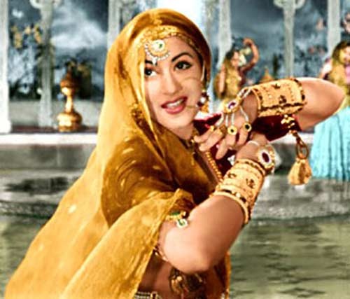 Sonam Kapoor turns Madhubala: Who looks STUNNING?