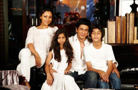 This beautiful throwback photo of Shah Rukh Khan with his wife and family is doing the rounds on the Internet
