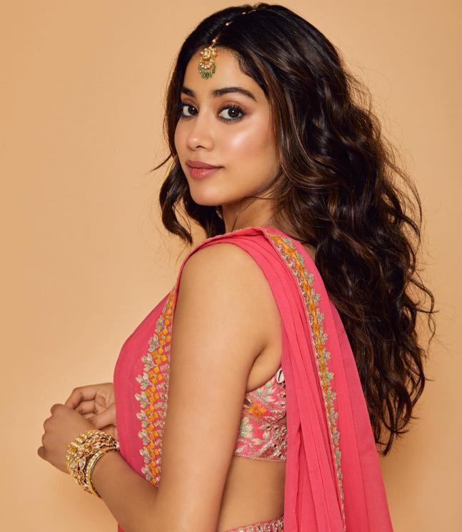 6 Stunning Anushka Sharma, Janhvi Kapoor, And Priyanka Chopra's Eye Makeup Look! - 2