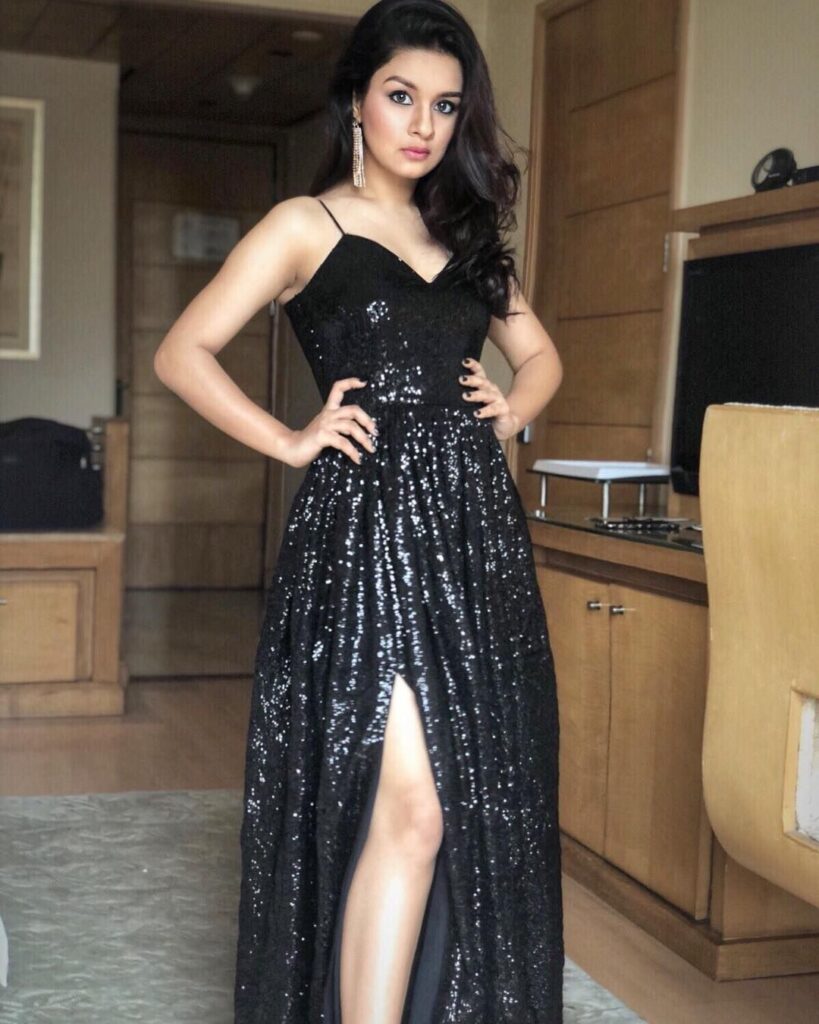 Avneet Kaur Looks Sizzling in a Black Slit Dress and Raises Up the Temperature! - 2