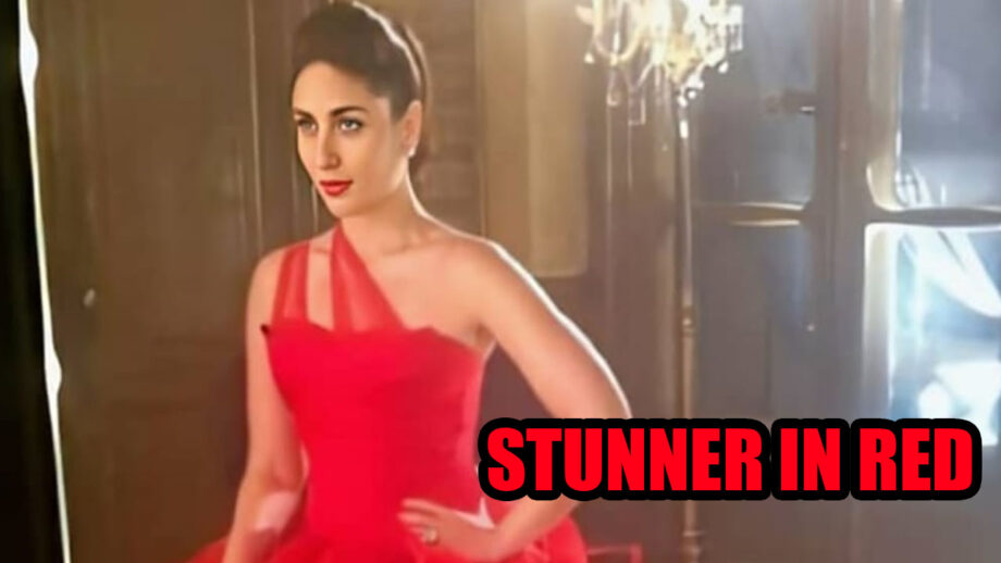 IN PHOTO: Kareena Kapoor Khan is a 'Divine Beauty' in red colour 1