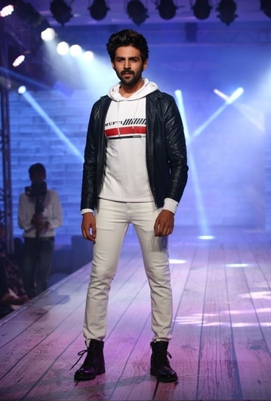Kartik Aaryan And Abhishek Bachchan Slayed White Pants Outfit Perfectly, See Pics 1