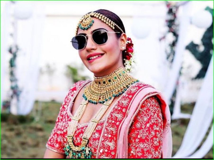 Rhea Sharma Or Surbhi Chandna: Who Looks Stunning In Bridal Avatar? 2