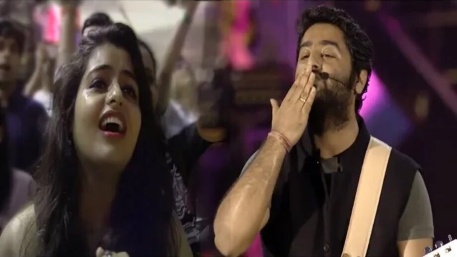 Arijit Singh Gives Flying Kiss To Girl Fan, Watch How She Reacted
