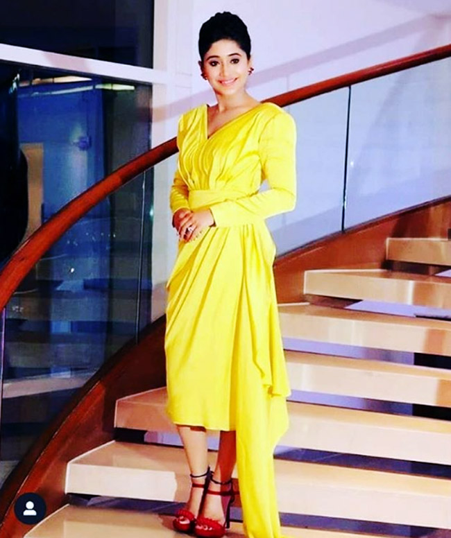 Hina Khan, Erica Fernandes And Shivangi Joshi Look Effortlessly Charming In Yellow Outfits 4