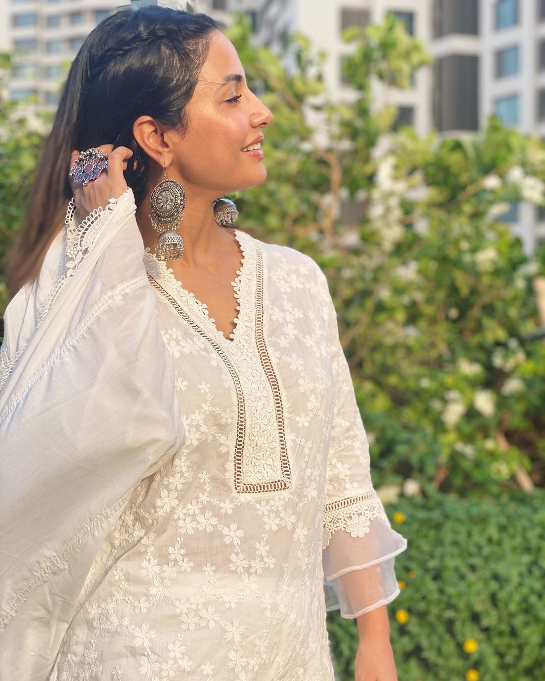 Hina Khan knows how to ace ethnic wear! 1