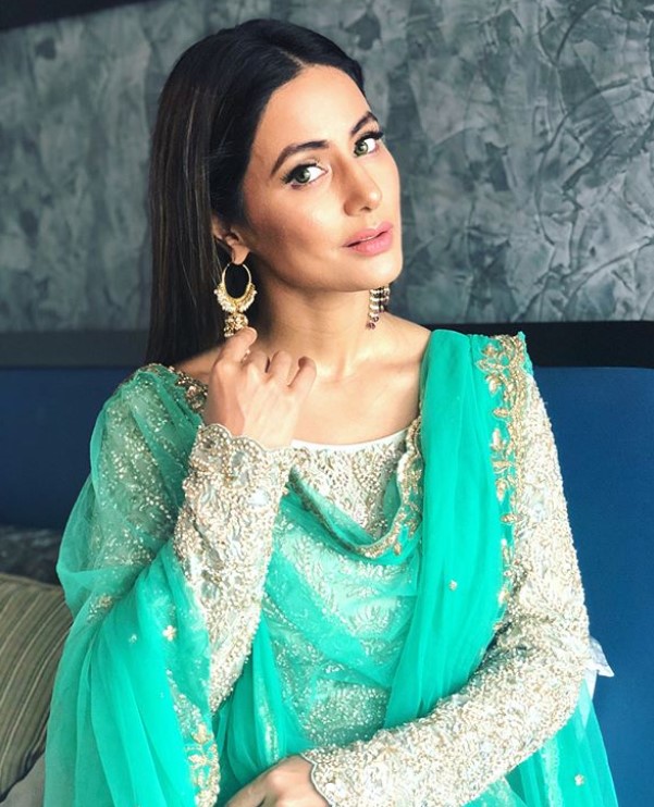 Hina Khan knows how to ace ethnic wear! 4